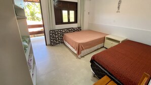 A bedroom with a bed, a nightstand, a wardrobe, a window with curtains, and a wall-mounted cross. - Casa duplex na Praia do Francês (Marechal Deodoro)