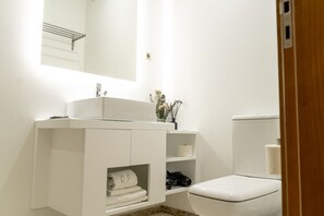 Habitación básica doble | Baño | Ducha, cabezal de ducha tipo lluvia, secador de pelo y toallas