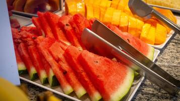 Ein Buffet mit Wassermelonen- und Mangostücken.