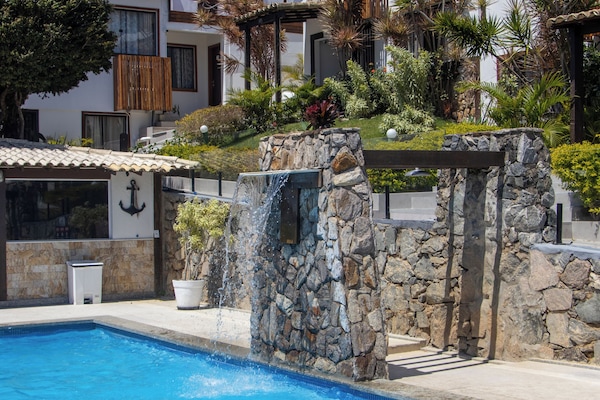 Una piscina al aire libre