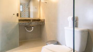 Standard Quadruple Room | Bathroom | Shower, hair dryer, towels, soap