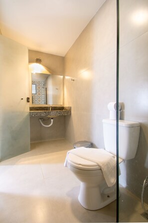 Standard Quadruple Room | Bathroom | Shower, hair dryer, towels, soap - Gammel Dansk by Latitud Hoteles (Búzios)