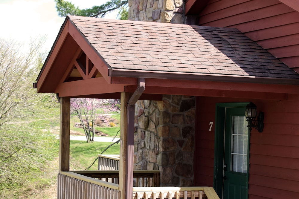 Stones Throw from Giant City Park, Wineries, Hiking, Biking, Hunting and more.