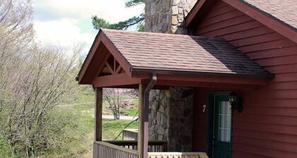 Stones Throw from Giant City Park, Wineries, Hiking, Biking, Hunting and more.