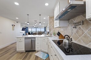 Kylskåp, mikrovågsugn, ugn och spishäll