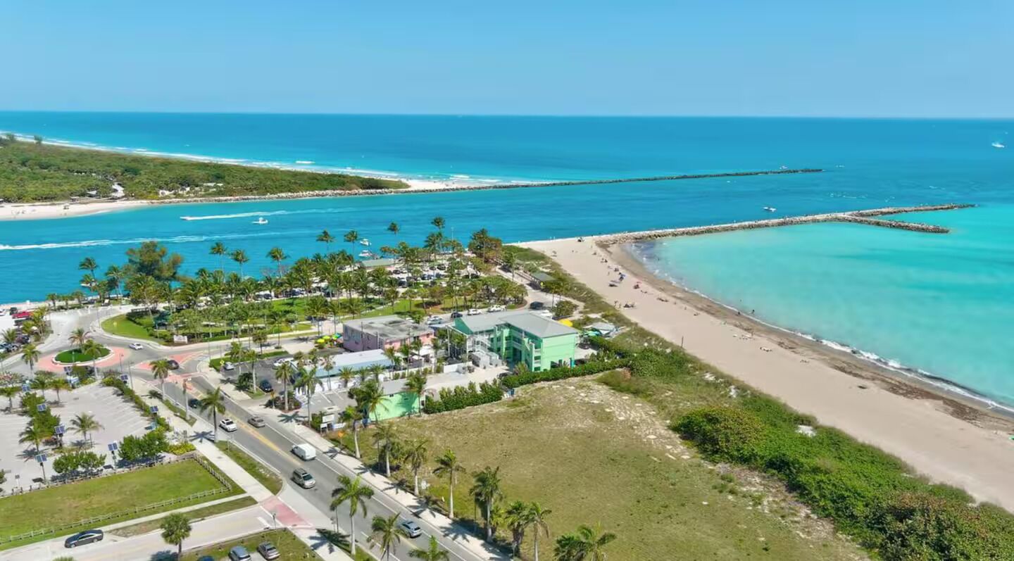 Chaises longues, serviettes de plage