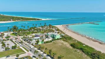 Chaises longues, serviettes de plage