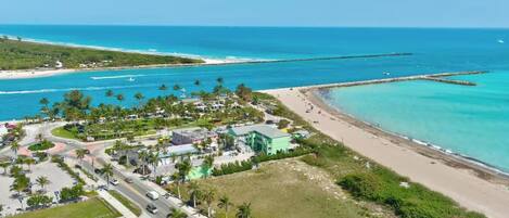 Chaises longues, serviettes de plage