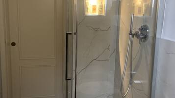 Shower, hair dryer, bidet, towels