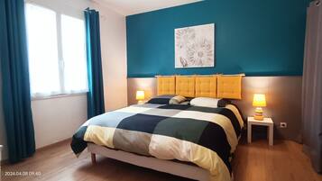 4 chambres, bureau, fer et planche à repasser, lit parapluie