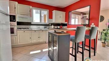 Réfrigérateur, micro-ondes, four, plaque de cuisson