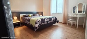 4 bedrooms, desk, iron/ironing board, travel crib