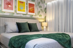 3 soverom, skrivebord, strykejern/-brett og reiseseng for barn