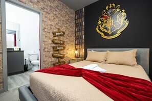 3 soverom, skrivebord, strykejern/-brett og reiseseng for barn