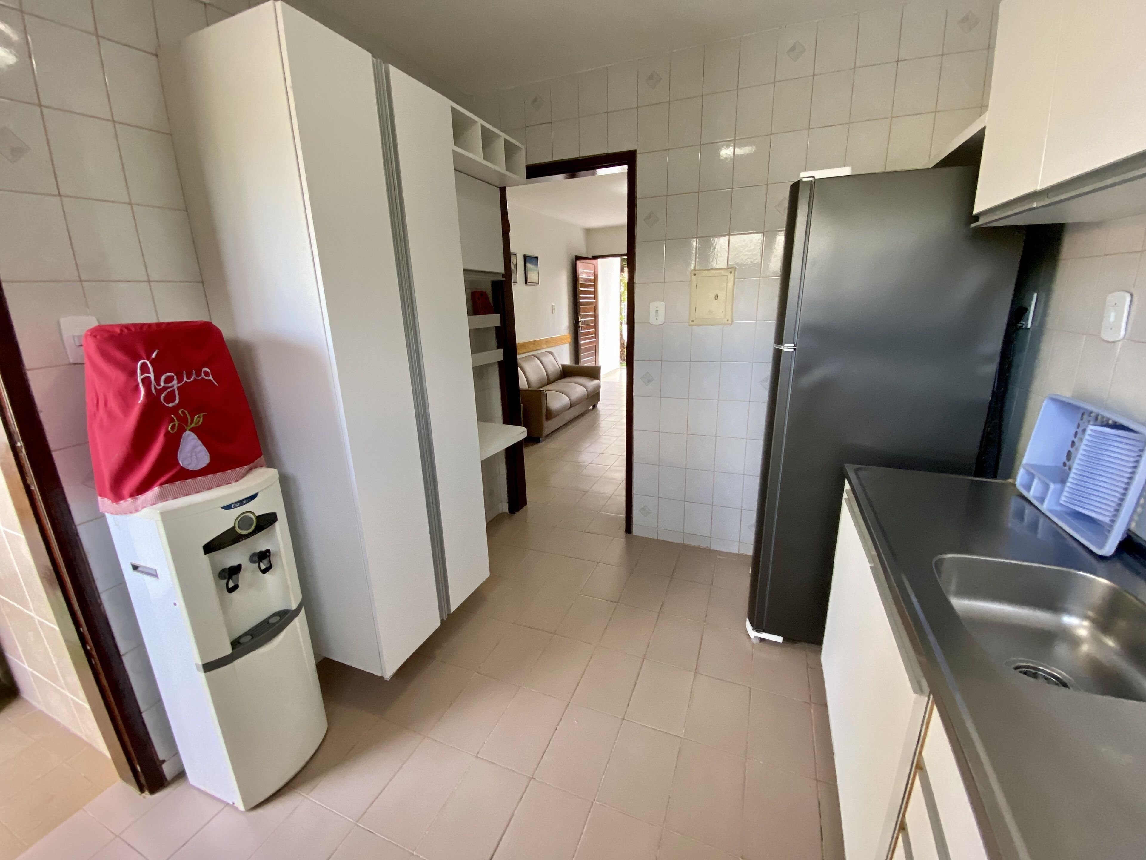 Lemari es, oven, blender, dan peralatan masak/sendok-piring