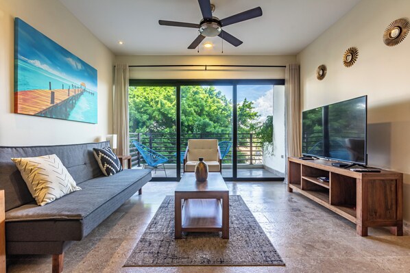 TV - Stylish 1-bedroom condo steps from Walmart and 5th Avenue (Playa del Carmen)