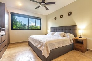 1 bedroom, WiFi, bed sheets - Stylish 1-bedroom condo steps from Walmart and 5th Avenue (Playa del Carmen)