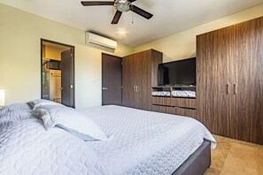 1 bedroom, WiFi, bed sheets - Stylish 1-bedroom condo steps from Walmart and 5th Avenue (Playa del Carmen)