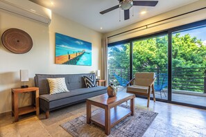 TV - Stylish 1-bedroom condo steps from Walmart and 5th Avenue (Playa del Carmen)