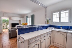 Kjøleskap, mikrobølgeovn, oppvaskmaskin og kaffetrakter/tekoker