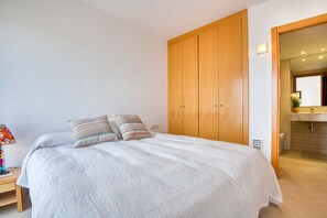 2 bedrooms, iron/ironing board, free WiFi, bed sheets - LOLA: Beautiful apartment with sea views and beachfront, with parking and air conditioning (L'Escala)