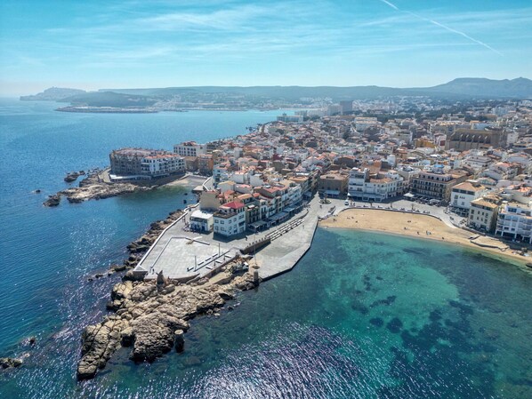 Aerial view - LOLA: Beautiful apartment with sea views and beachfront, with parking and air conditioning (L'Escala)