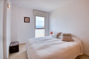 2 bedrooms, iron/ironing board, free WiFi, bed sheets - LOLA: Beautiful apartment with sea views and beachfront, with parking and air conditioning (L'Escala)