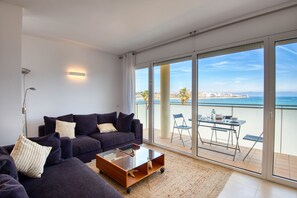 TV - LOLA: Beautiful apartment with sea views and beachfront, with parking and air conditioning (L'Escala)