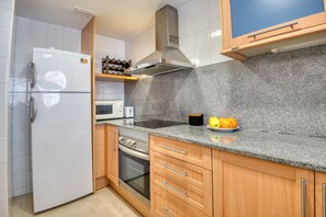 Fridge, microwave, oven, coffee/tea maker - LOLA: Beautiful apartment with sea views and beachfront, with parking and air conditioning (L'Escala)