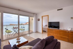 TV - LOLA: Beautiful apartment with sea views and beachfront, with parking and air conditioning (L'Escala)