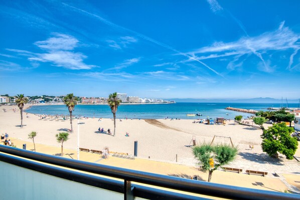 Beach nearby - LOLA: Beautiful apartment with sea views and beachfront, with parking and air conditioning (L'Escala)