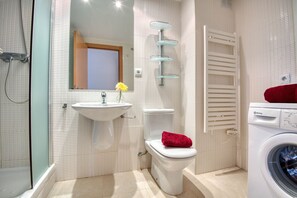 Bathtub, hair dryer, towels - LOLA: Beautiful apartment with sea views and beachfront, with parking and air conditioning (L'Escala)