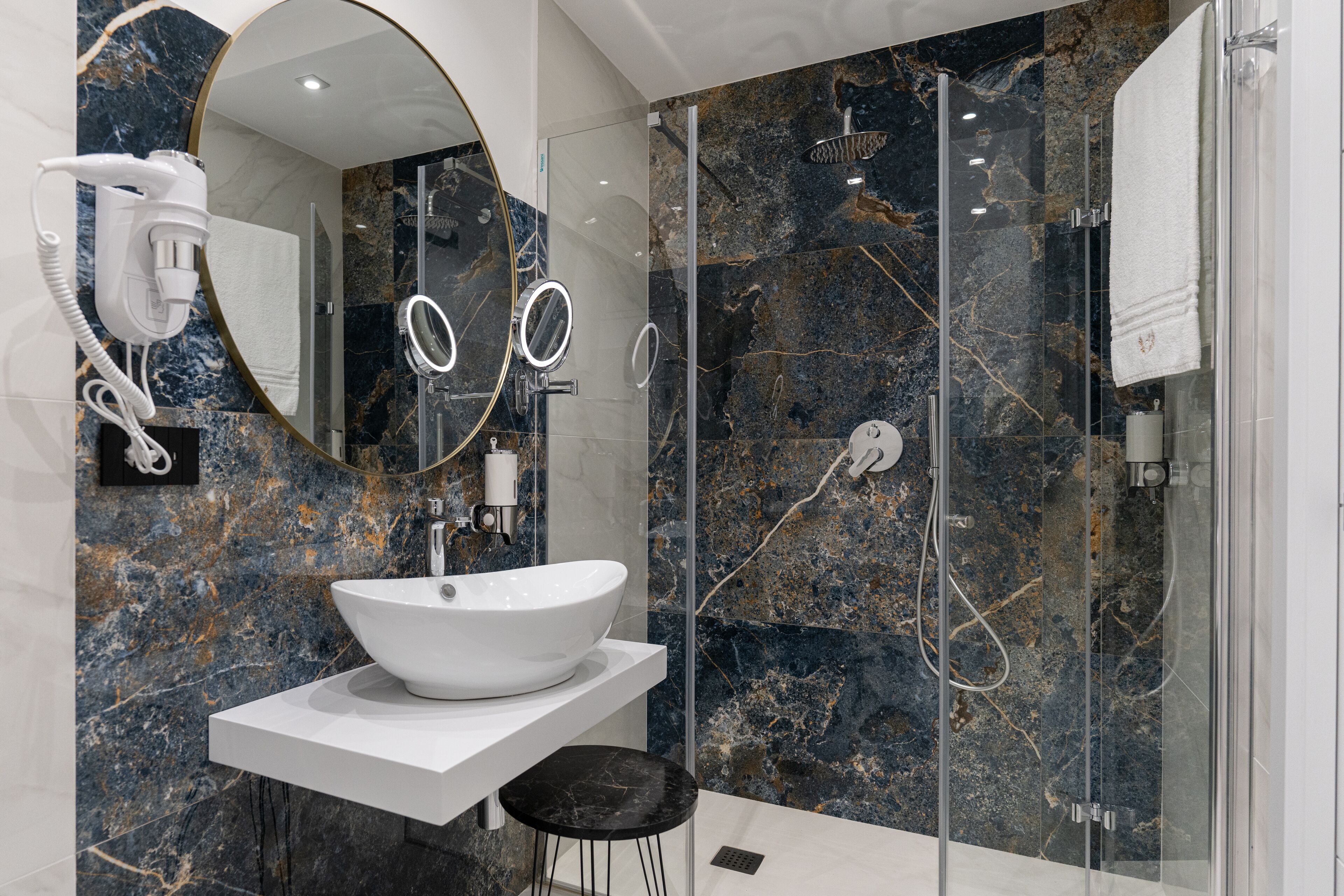 Comfort-Doppelzimmer, Nichtraucher | Badezimmer | Dusche, Regendusche, kostenlose Toilettenartikel, Haartrockner