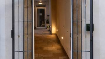 Una escalera de piedra que conduce a una puerta con una reja de metal.
