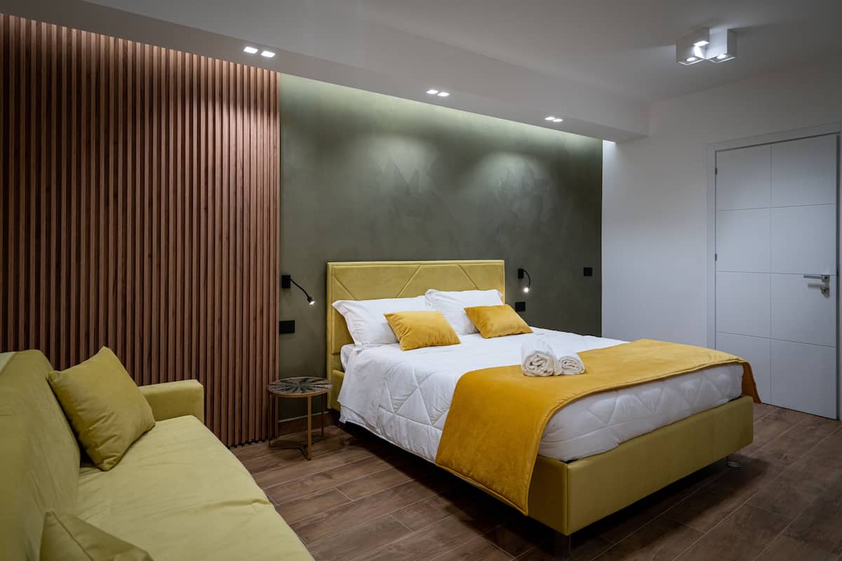 Habitación cuÔdruple Deluxe, para no fumadores, baño en la habitación | Ropa de cama de alta calidad, camas con pillow-top y minibar