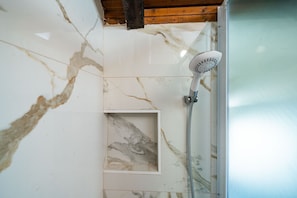 Dusche, Haartrockner, Bidet, Handtücher