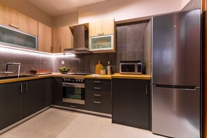 冷蔵庫、コーヒー / ティーメーカー、ダイニングテーブル