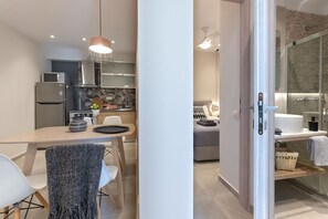 2 bedrooms, in-room safe, iron/ironing board, free WiFi