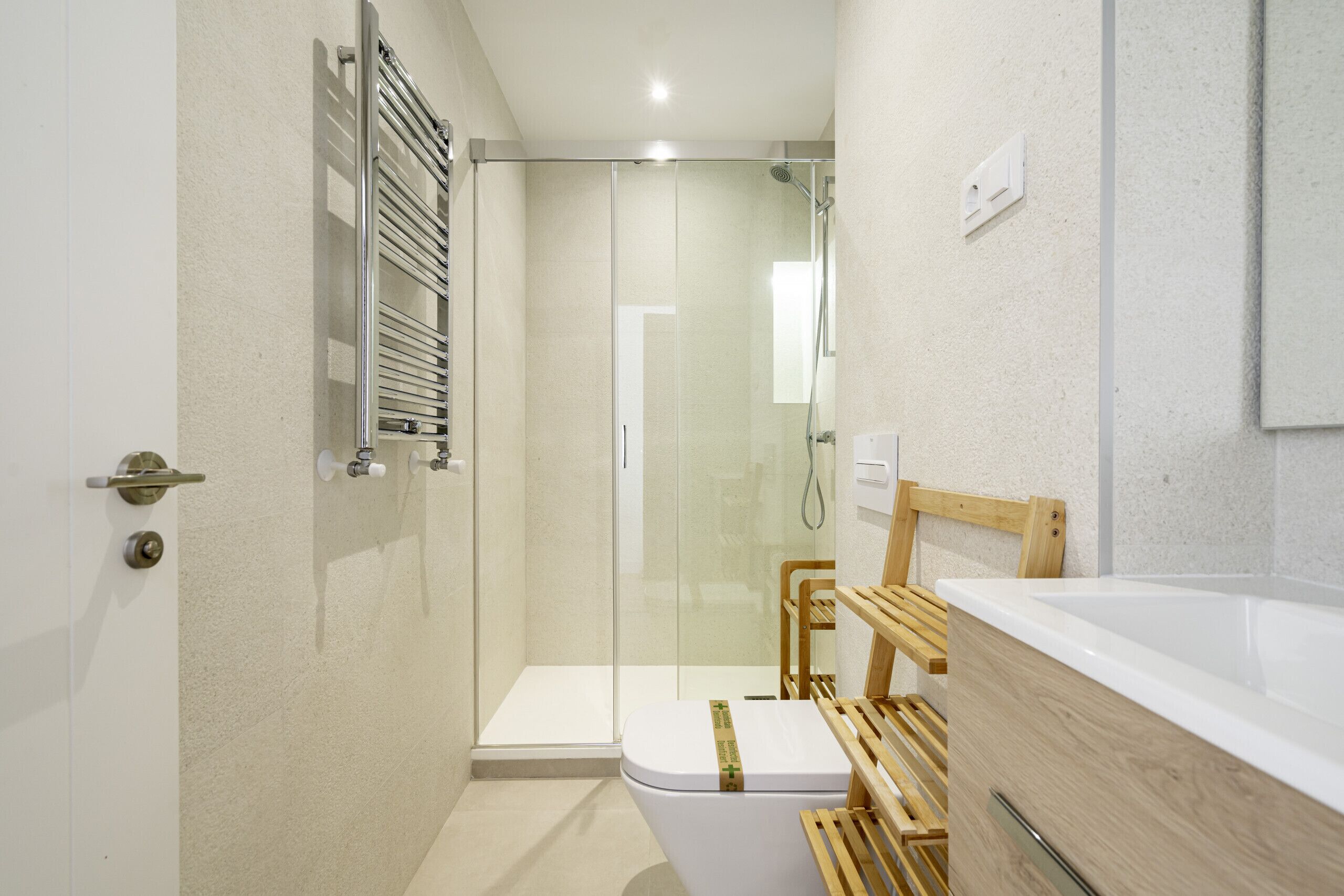 Een douche, handdoeken