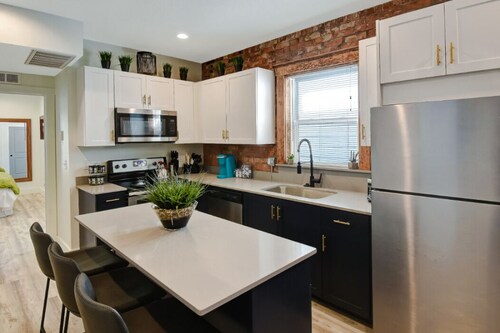 ★Clean & Comfy★Great Location★Mem Foam Beds★WIFI★