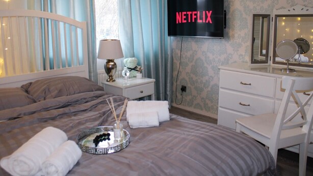 Comfort Double Room | Iron/ironing board, free WiFi - Stylish 4 bedroom house near NEC BHX (Solihull)