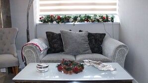 Living area - Stylish 4 bedroom house near NEC BHX (Solihull)
