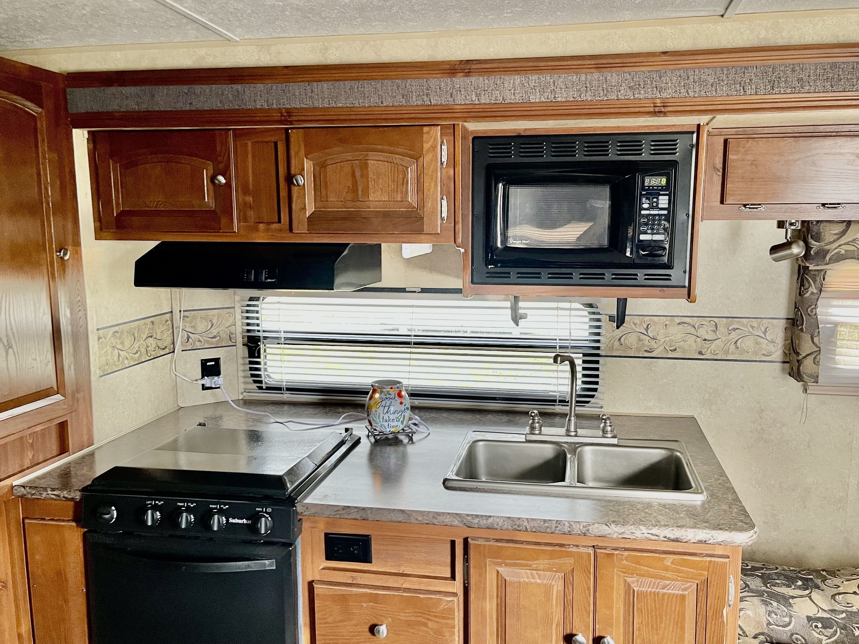 2010 Forest River Flagstaff Super Lite Camper-Sleeps 6-8