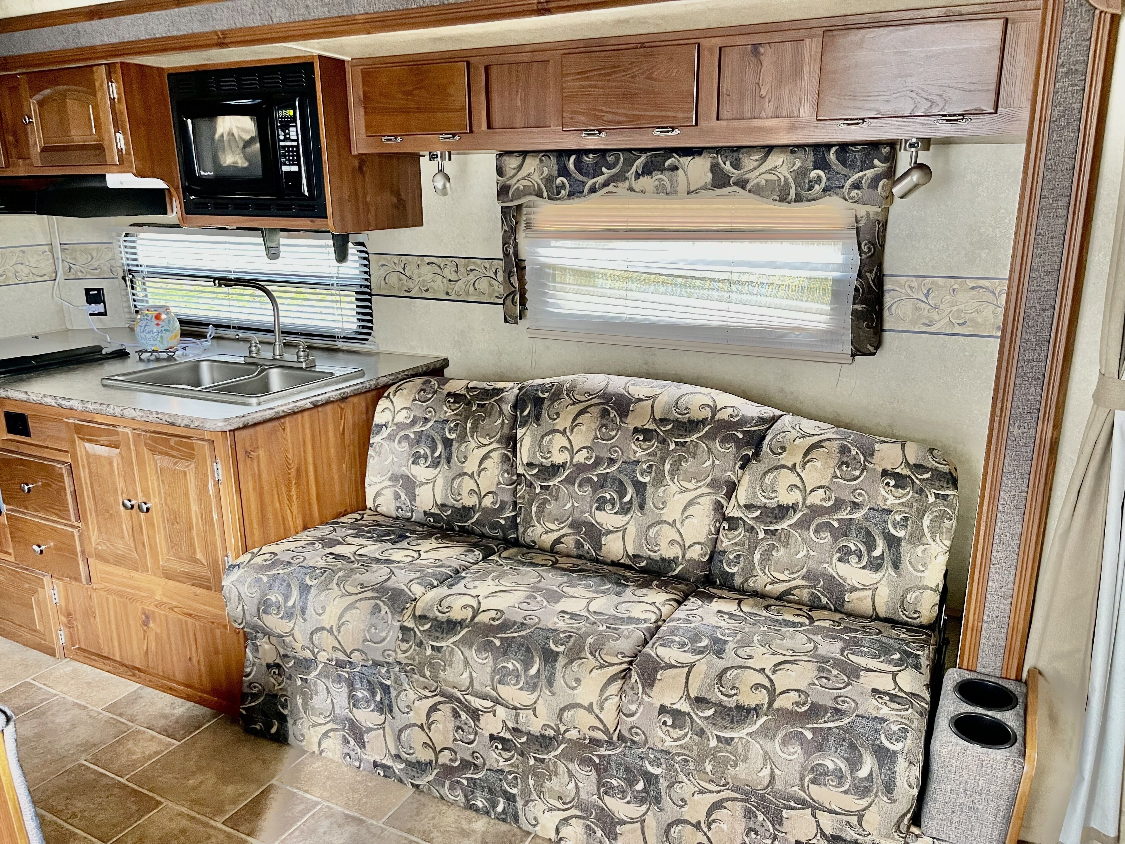 2010 Forest River Flagstaff Super Lite Camper-Sleeps 6-8