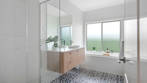 Baignoire, sèche-cheveux
