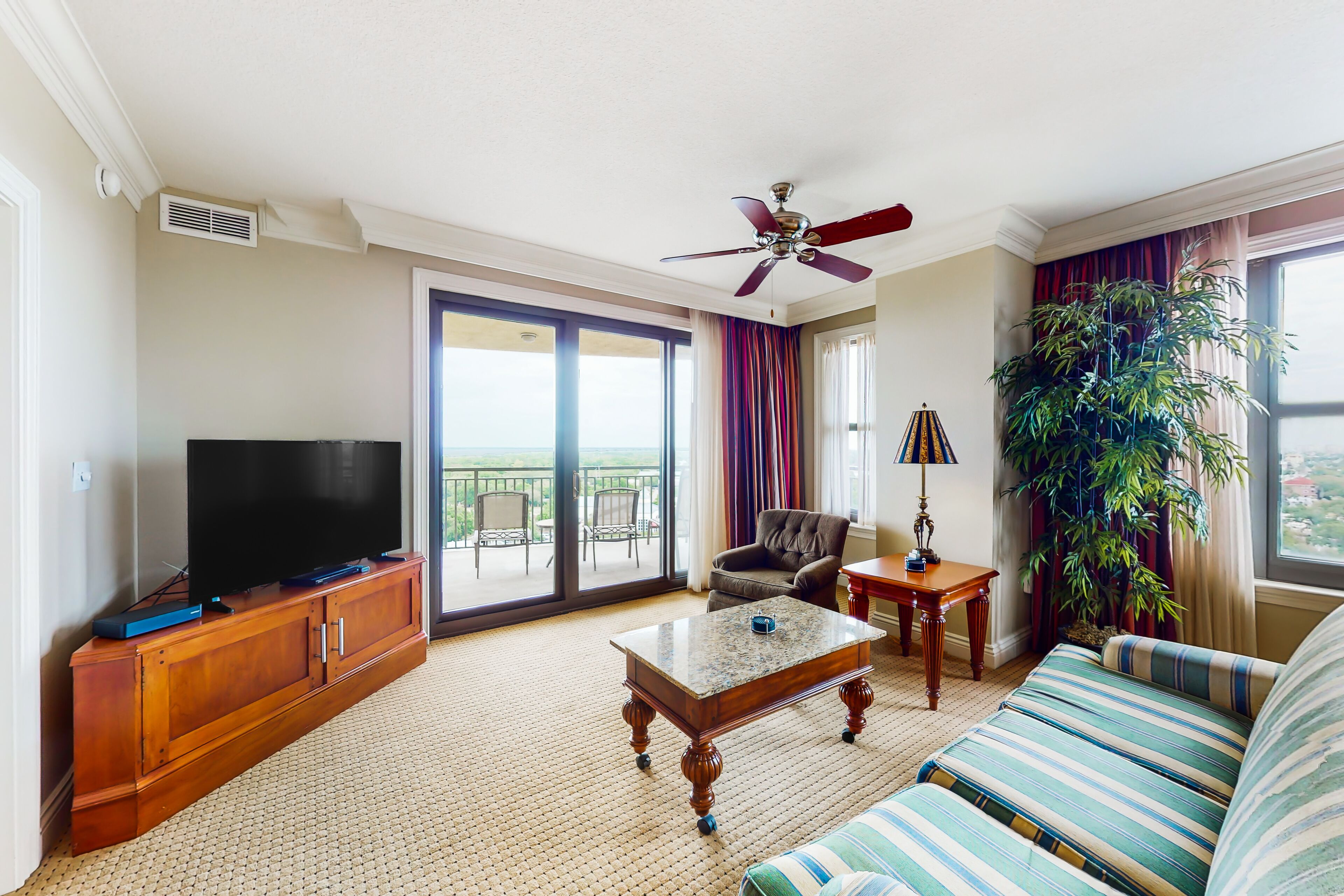 Spacious corner condo with pools, hot tubs, washer/dryer, & beach access