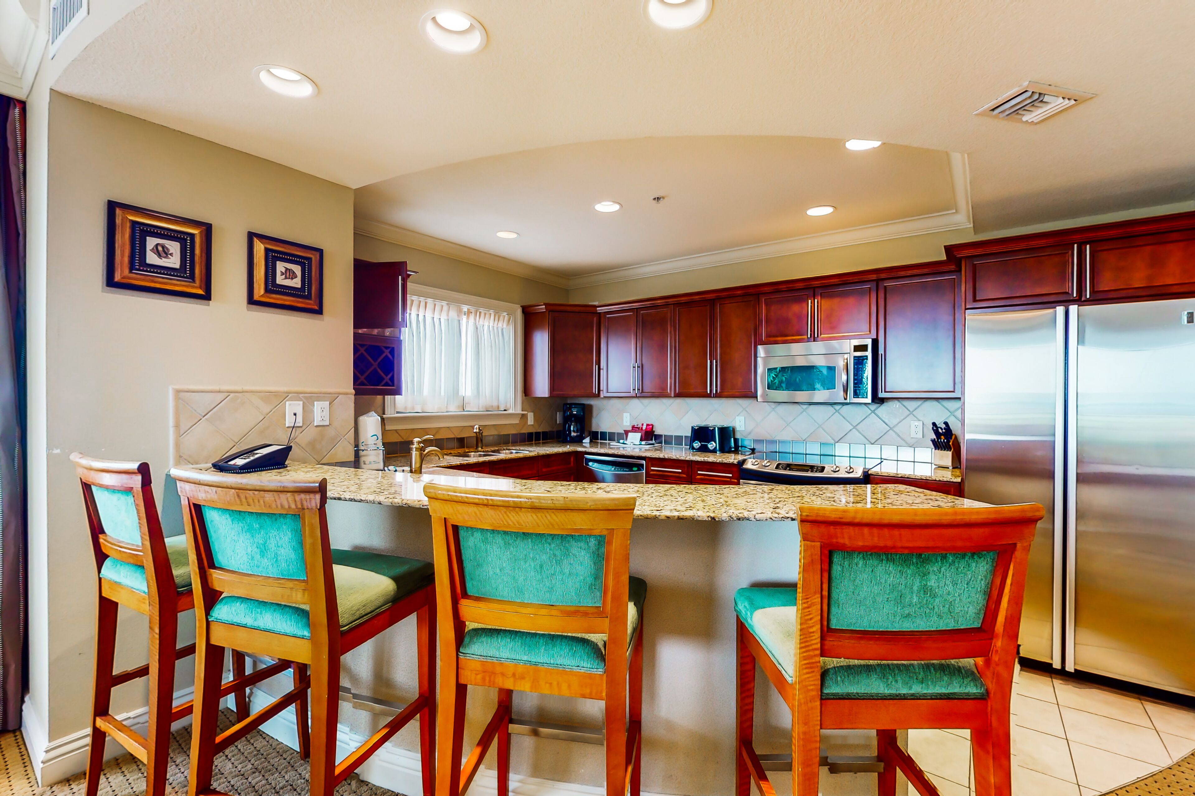 Spacious corner condo with pools, hot tubs, washer/dryer, & beach access