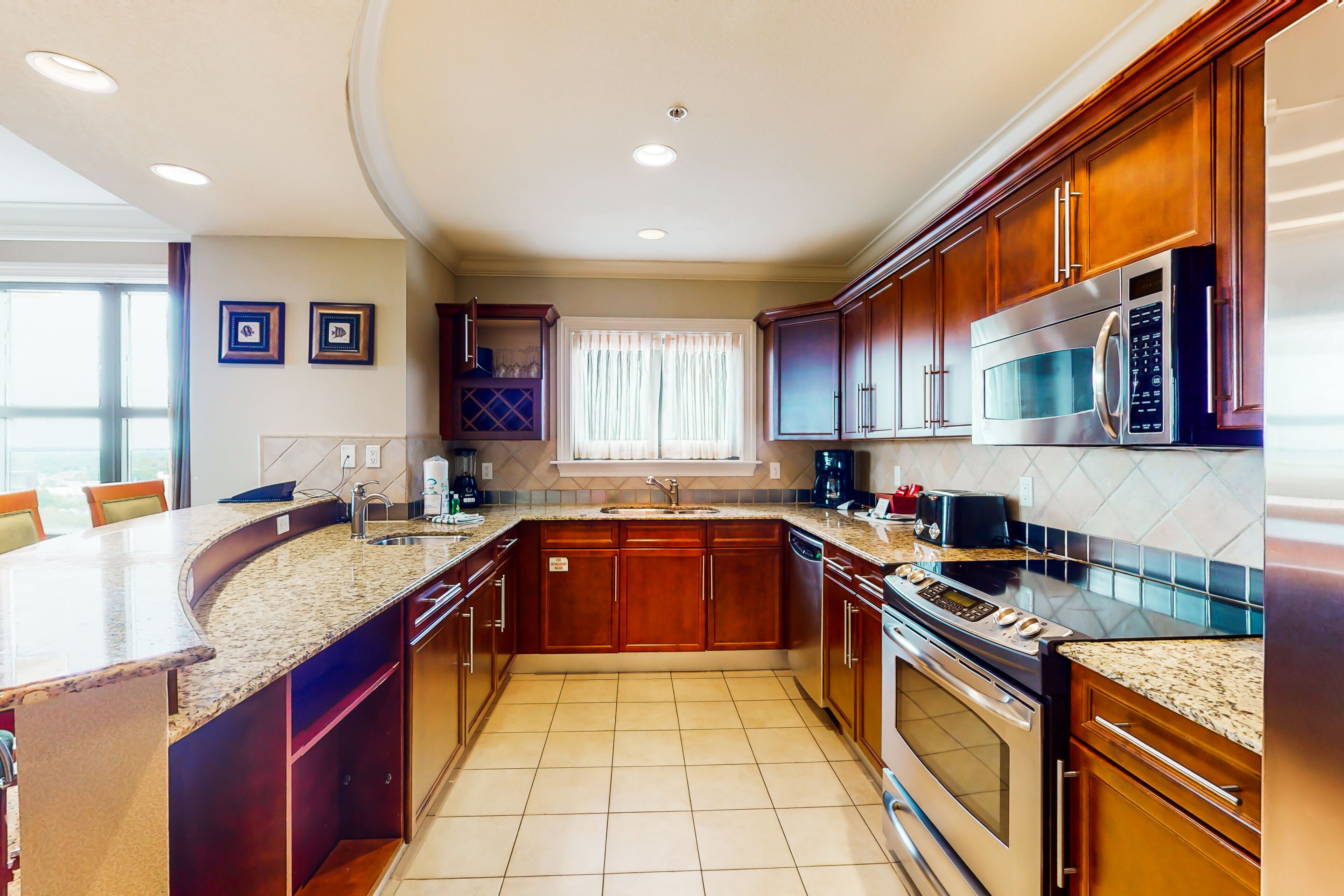 Spacious corner condo with pools, hot tubs, washer/dryer, & beach access