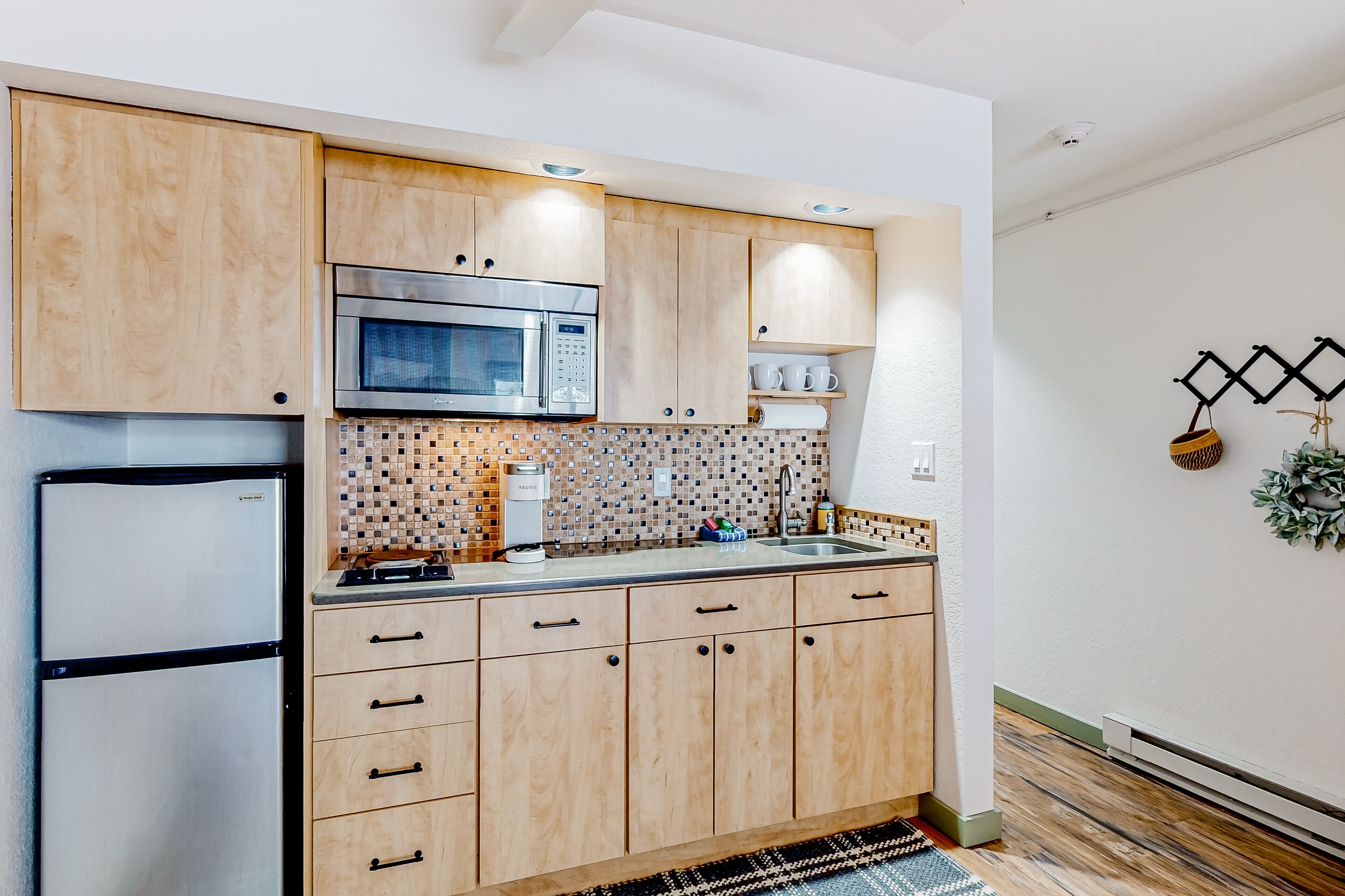 Mountain condo with pool, hot tub, sauna, gym, tennis, fireplace, & deck