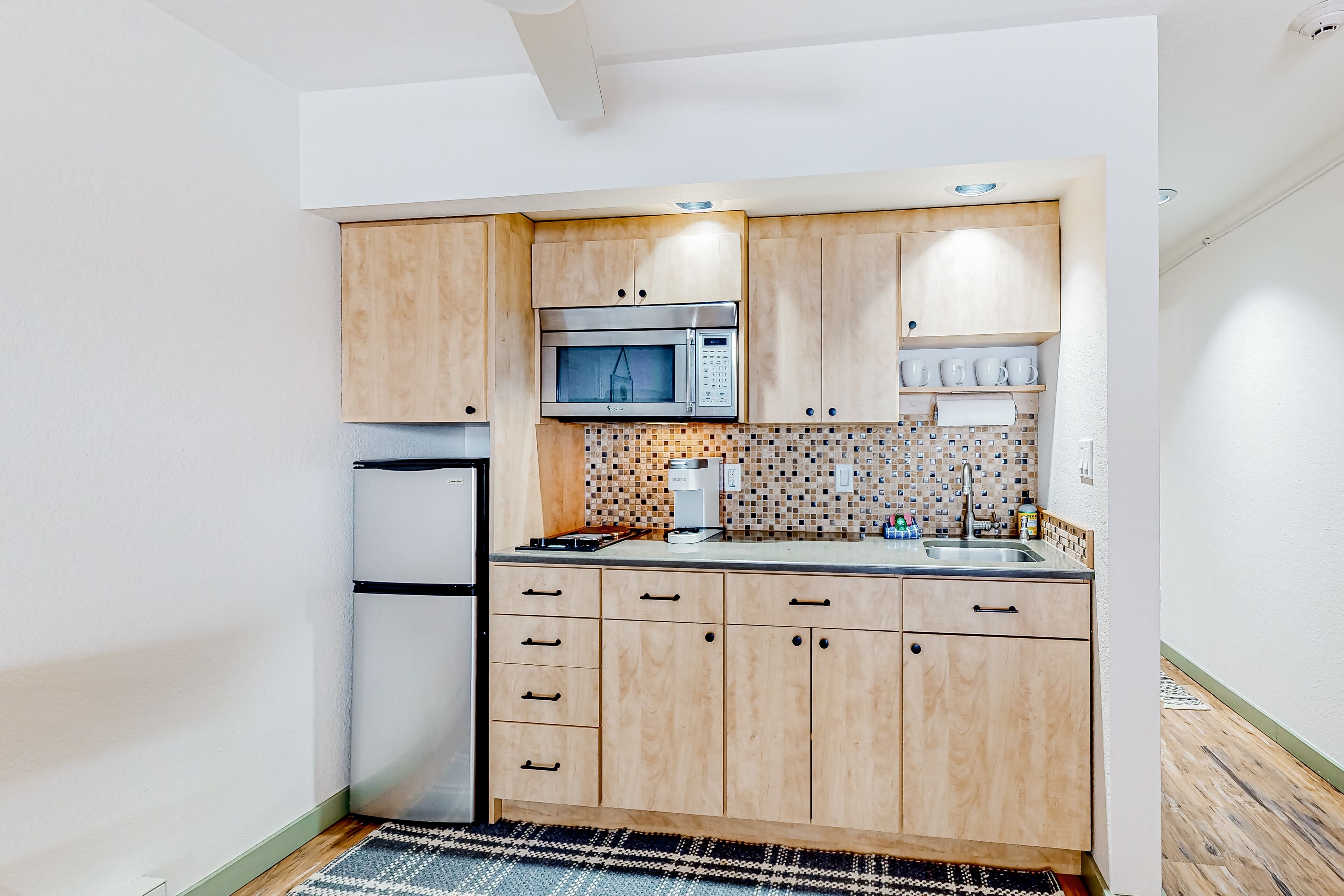 Mountain condo with pool, hot tub, sauna, gym, tennis, fireplace, & deck